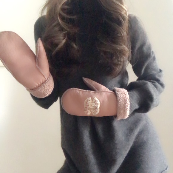 Chanel Pink Shearling Logo Mittens / Gloves - Picture 8 of 10